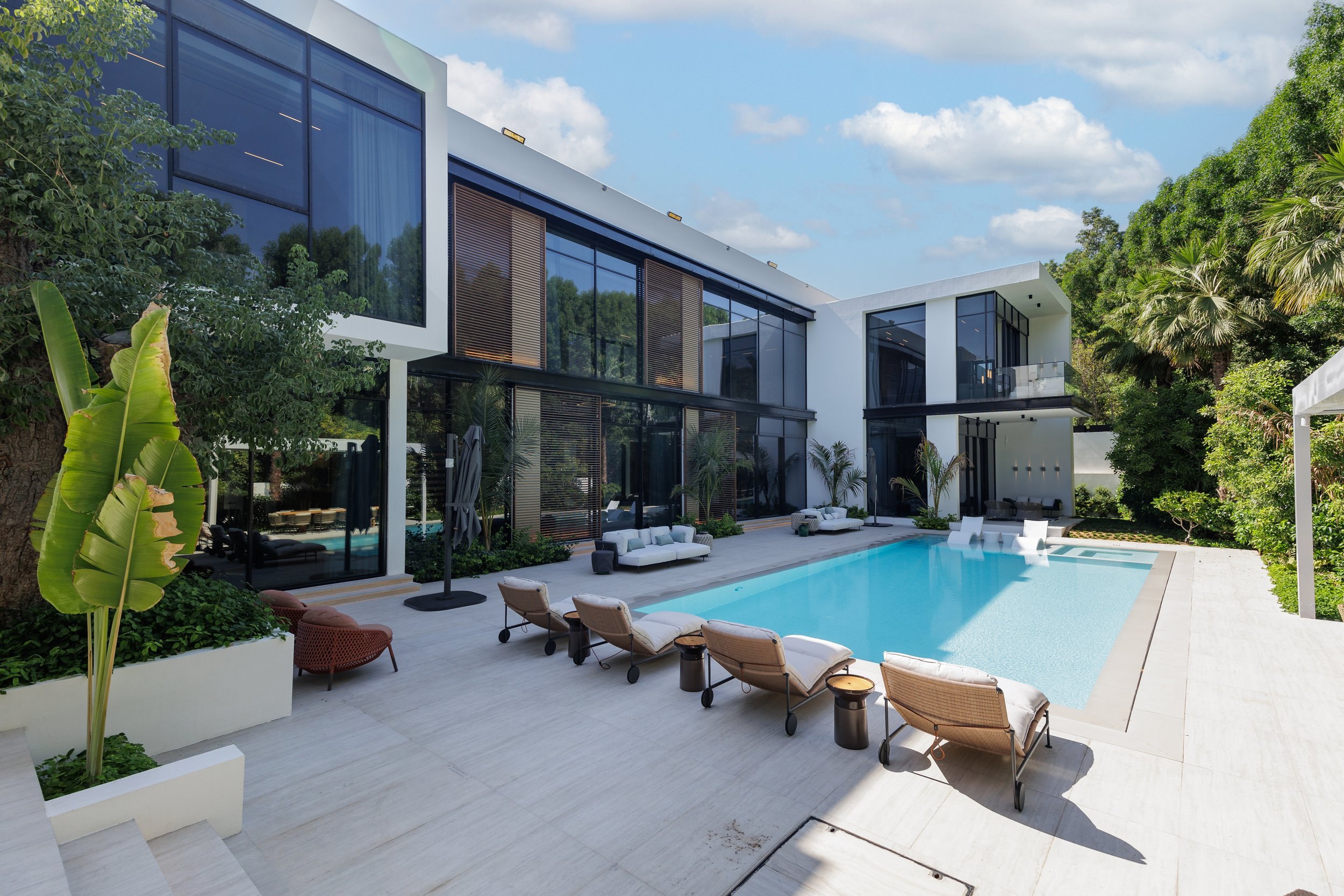 RANGE DEVELOPMENT "R9 Mansion"